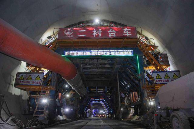 家榜隧道贯通成都重庆至昆明旅行时间大幅缩短ayx爱游戏app体育渝昆高铁新进展：谢(图3)