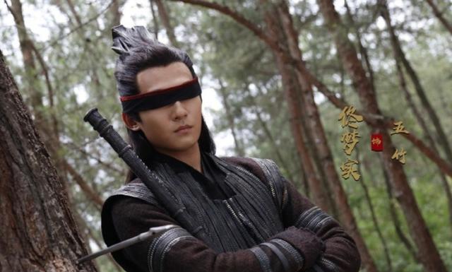 罩帅气摘掉后险些没认出来他反差感也太强了爱游戏app网站手机版国色芳华：戴上眼(图2)
