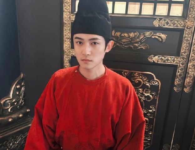 罩帅气摘掉后险些没认出来他反差感也太强了爱游戏app网站手机版国色芳华：戴上眼(图5)